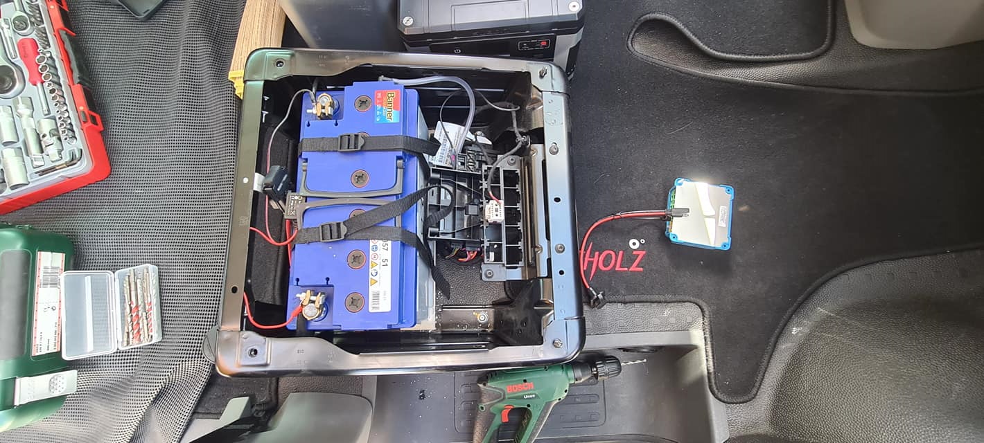 Aufbaubatterie unter Beifahrersitz